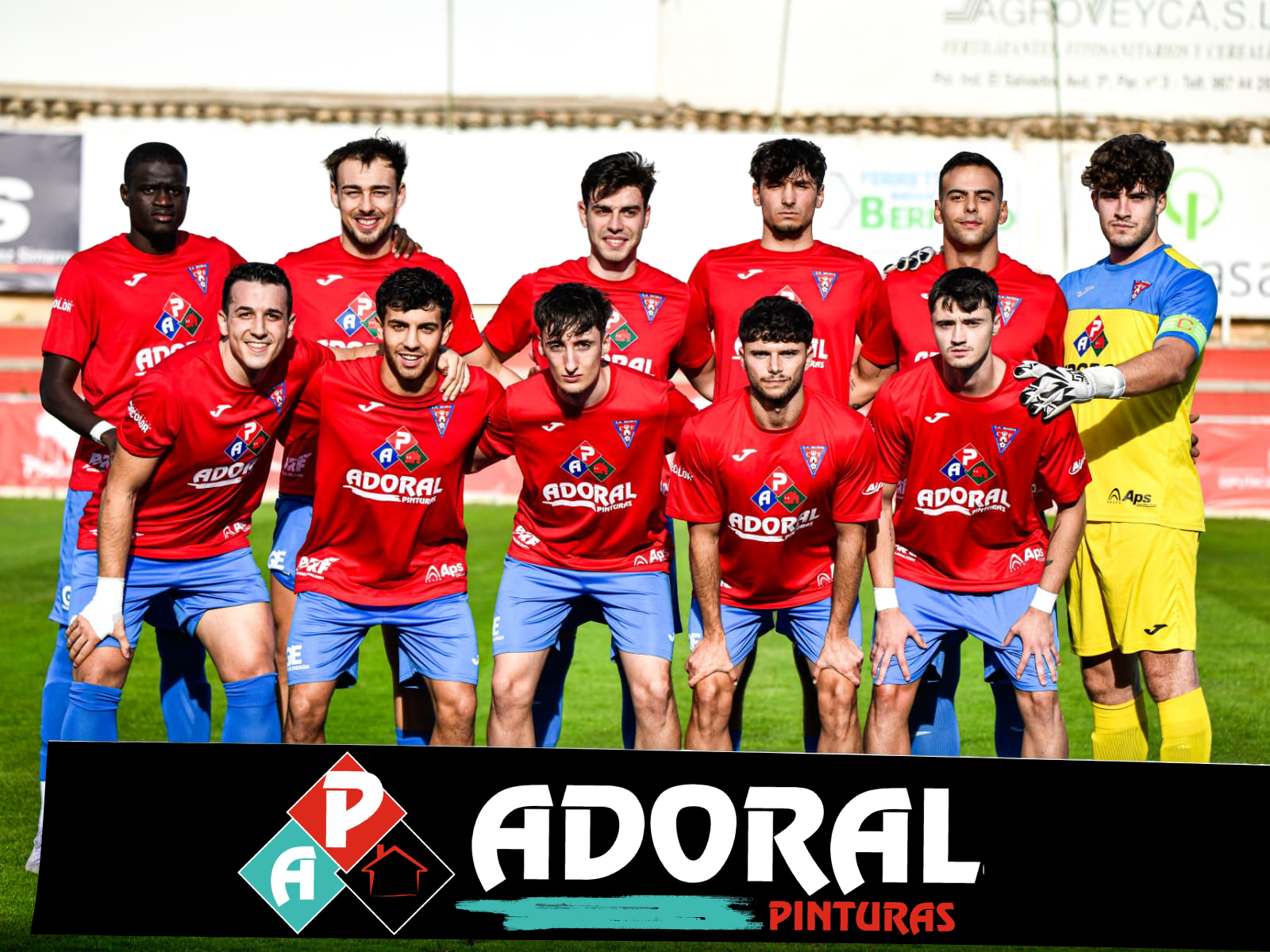 Equipo de La Roda con las camisetas patrocinadas por Pinturas Adoral para la temporada 2026-2027